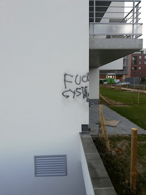 VOOR - Verwijdering graffiti door DEMIR Industrial Cleaning (foto’s Mark Vanderstraeten)
