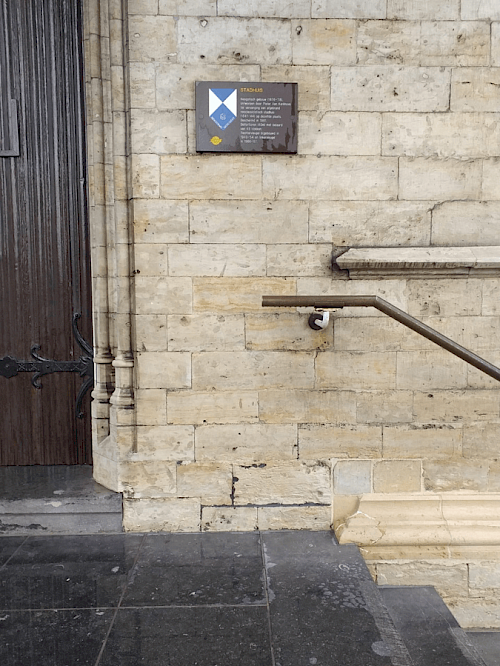 NA - Verwijdering graffiti Stadhuis Sint-Niklaas door Maatwerkbedrijf Mo-clean vzw
