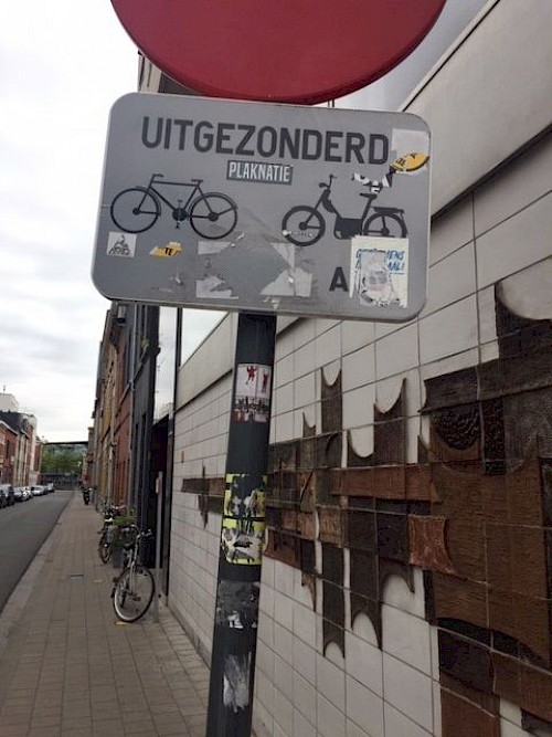 VOOR - Verwijdering stickers/lijmresten door Maatwerkbedrijf Mo-clean vzw
