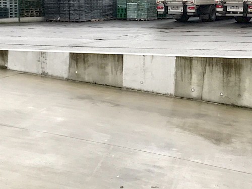 Verschil tussen stukken beton behandeld met Hydropreg en onbehandeld beton bij regenweer